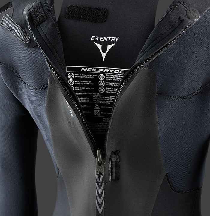 SERENE 5.4 FULLSUIT GBS BZ detail vnejsi strana zapinani windsurfingkarlin 2024